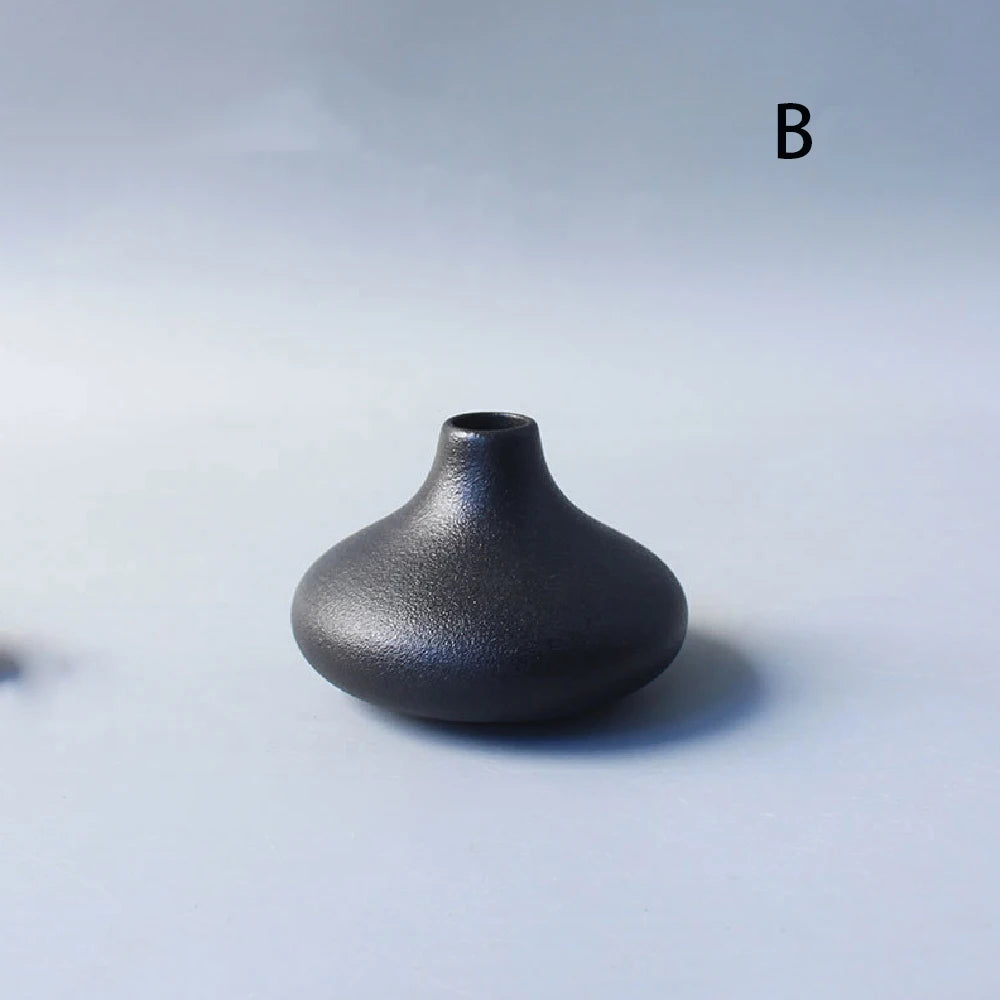 Ceramic small vase, home decoration handicraft desktop decoration, black small vase simple Japanese decoration