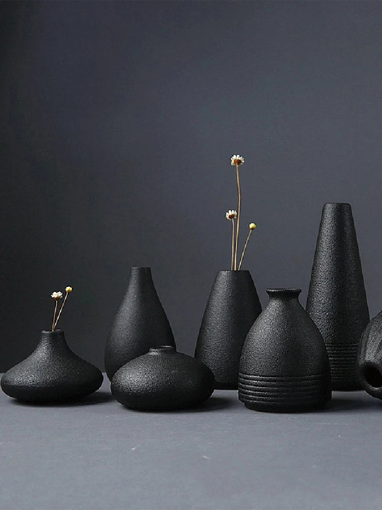 Ceramic small vase, home decoration handicraft desktop decoration, black small vase simple Japanese decoration